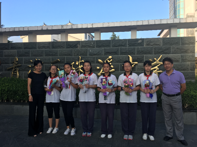 张亚根校长,徐建英书记与本届市园丁奖获得者潘岚老师合影徐建英书记